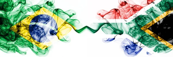 Brazylia, Brazylijczyk kontra RPA, afrykańskie flagi mistyczne umieszczone obok siebie. Grube kolorowe jedwabiste abstrakcyjne połączenie flag dymu — Zdjęcie stockowe