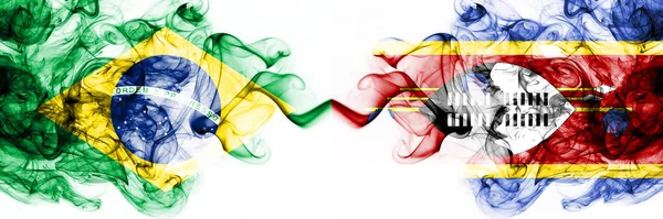 Brazylia, Brazylijczyk vs Suazi, Swazi smoky mistyczne flagi umieszczone obok siebie. Grube kolorowe jedwabiste abstrakcyjne połączenie flag dymu — Zdjęcie stockowe