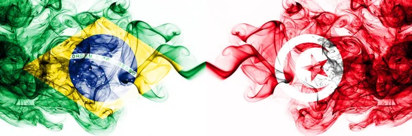 Brazylia, Brazylia vs Tunezja, Tunezyjskie smoky mistyczne flagi umieszczone obok siebie. Grube kolorowe jedwabiste abstrakcyjne połączenie flag dymu — Zdjęcie stockowe