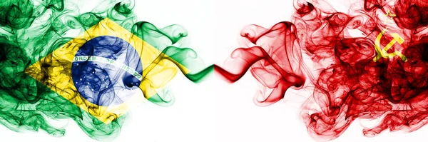 Brazylia, Brazylijczyk kontra Ussr, komunistyczne mistyczne flagi umieszczone obok siebie. Grube kolorowe jedwabiste abstrakcyjne połączenie flag dymu — Zdjęcie stockowe
