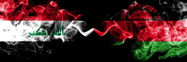 Ιράκ Ιράκ Εναντίον Μαλάουι Μαλάουι Καπνιστές Μυστικιστικές Σημαίες Τοποθετημένες Δίπλα — Φωτογραφία Αρχείου