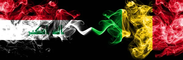 伊拉克 伊拉克对马里 烟熏神秘的国旗并排放置 浓密的彩色丝质烟旗连在一起 — 图库照片