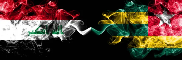 伊拉克 伊拉克对多哥 多哥烟熏神秘的旗帜并排放置 浓密的彩色丝质烟旗连在一起 — 图库照片