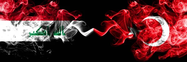 イラク イラク対トルコ トルコの煙霧の旗が並んで配置されます 濃い色の絹のような煙のフラグを一緒に — ストック写真