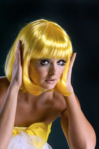 Porträtt av en flicka i gul peruk — Stockfoto