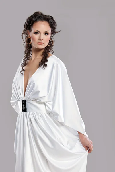 Portret van een vrouw in een witte jurk . — Stockfoto