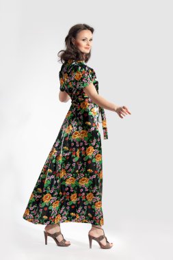 Genç güzel model stüdyoda poz