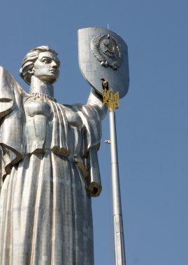 Bayrak direği monume arka planı üzerinde oturan kuzgun