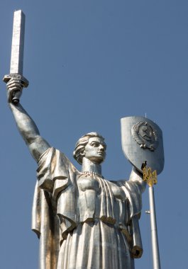 Bayrak direği monume arka planı üzerinde oturan kuzgun