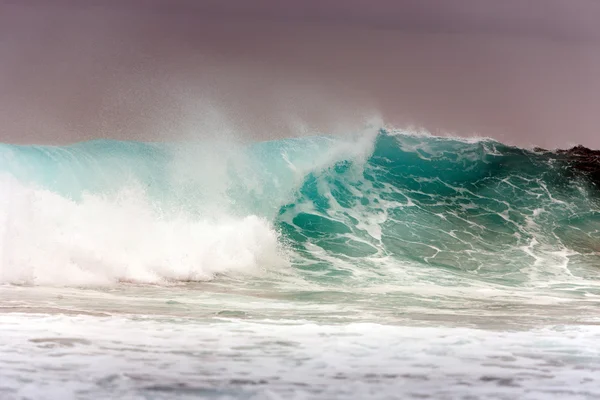 Mare tempestoso e primo piano di un'onda potente . — Foto Stock