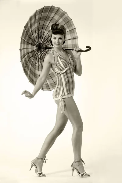 Modèle Pinup avec parapluie — Photo