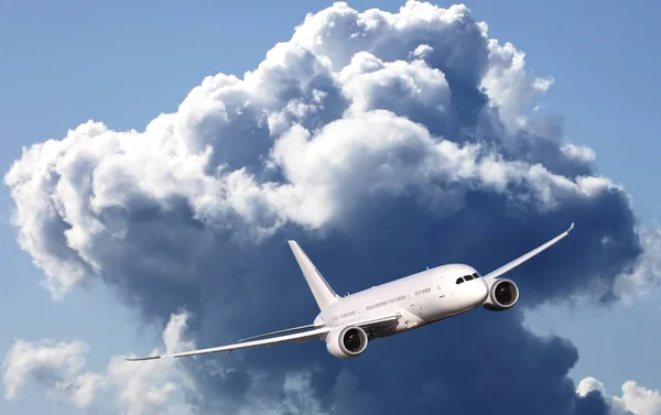 Aereo passeggeri nel cielo tra le nuvole. Il concetto di vacanza e di viaggio. Trasporto aereo viaggi — Foto Stock