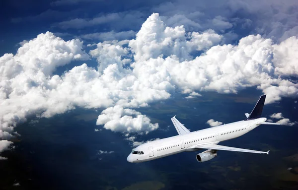 Aereo passeggeri nel cielo tra le nuvole. Il concetto di vacanza e di viaggio. Trasporto aereo viaggi — Foto Stock