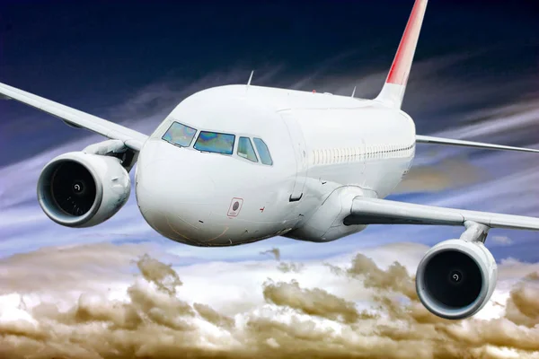 Aereo passeggeri nel cielo tra le nuvole. Il concetto di vacanza e di viaggio. Trasporto aereo viaggi — Foto Stock