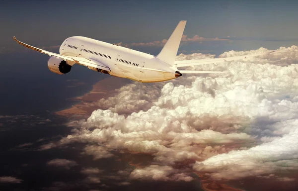 구름 중 하늘에서 여객 비행기입니다. 휴일과 여행의 개념입니다. 항공 교통 여행 스톡 사진