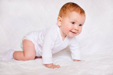 Adorableness portresi. Yatak odasında beyaz romper, küçük şirin bebek kız