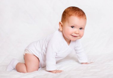 Adorableness portresi. Yatak odasında beyaz romper, küçük şirin bebek kız