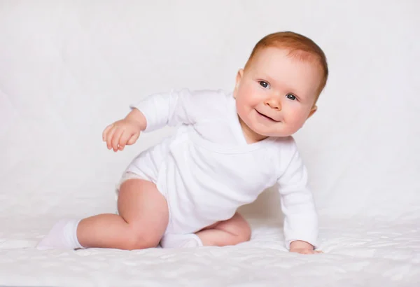 Retrato de adorabilidade. Pouco bonito bebê menina no branco romper no quarto — Fotografia de Stock