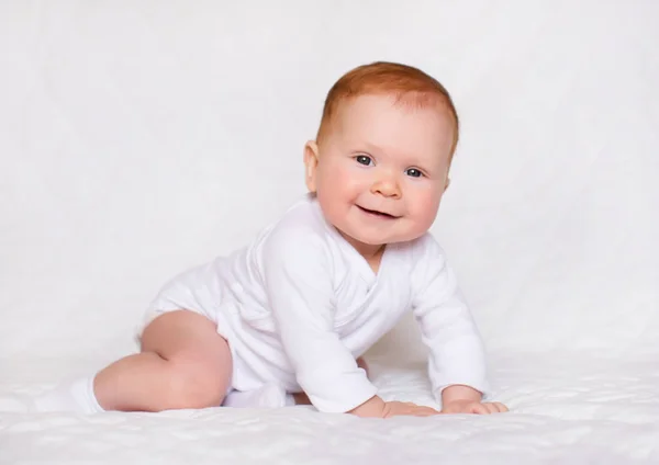 Portré adorableness. Kis aranyos baba lány hálószoba fehér romper — Stock Fotó