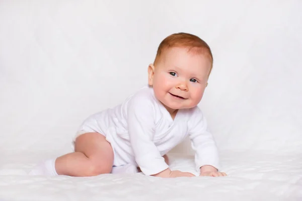 Retrato de adorabilidade. Pouco bonito bebê menina no branco romper no quarto — Fotografia de Stock