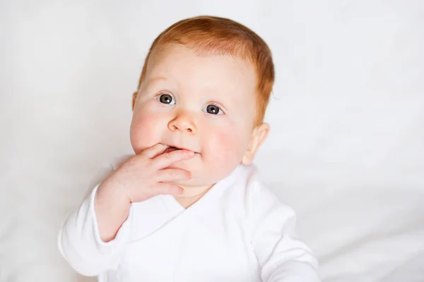 Retrato de adorabilidade. Pouco bonito bebê menina no branco romper no quarto — Fotografia de Stock
