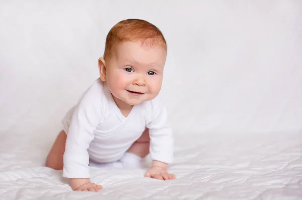 Retrato de adorabilidade. Pouco bonito bebê menina no branco romper no quarto — Fotografia de Stock