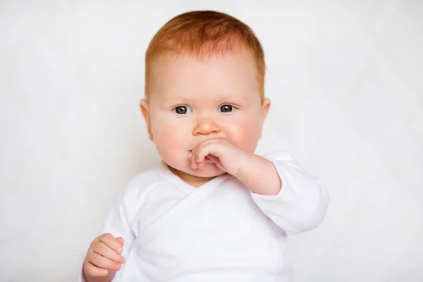 Retrato de adorabilidad. Niña linda en blanco mameluco en el dormitorio — Foto de Stock