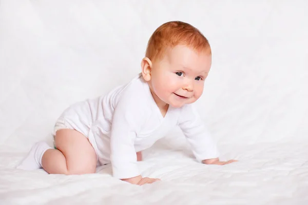 Portré adorableness. Kis aranyos baba lány hálószoba fehér romper — Stock Fotó
