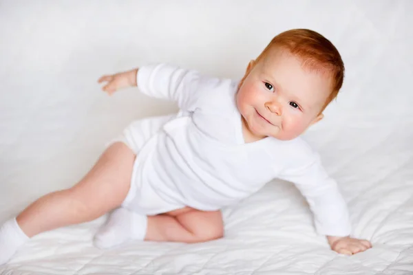 Adorableness의 초상화입니다. 침실에 흰색 장난에 귀여운 아기 소녀 — 스톡 사진