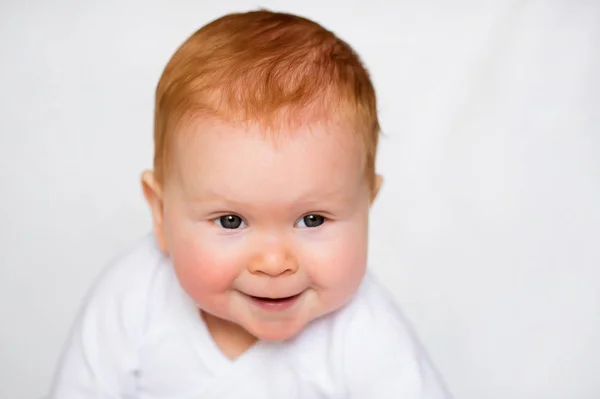 Retrato de adorabilidade. Pouco bonito bebê menina no branco romper no quarto Fotografias De Stock Royalty-Free