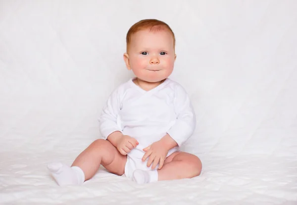 Adorableness의 초상화입니다. 침실에 흰색 장난에 귀여운 아기 소녀 로열티 프리 스톡 사진