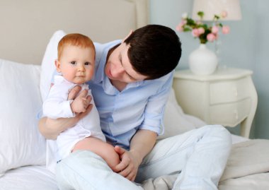 Mutlu bir baba ile bebek yatak odasında. Baba ve kızı