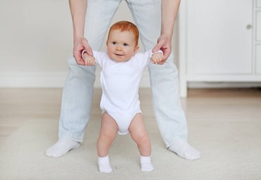 Baba ve küçük dauther. Bebek ev iç babası yardımı ile ilk adımlar