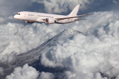 Ticari uçak bulutların üzerinde uçuyor. İş seyahat ve turizm seyahat konsepti