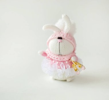 El yapımı örgü tavşan. Paskalya tavşanı balet pembe elbiseli pençe beyaz arka plan üzerinde Pointe ayakkabı ile