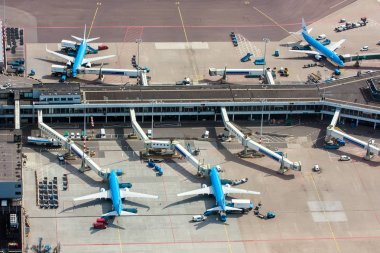 11 Mayıs 2011, Amsterdam, Hollanda. Schiphol Amsterdam Havaalanı hava görünümünü gelen Klm uçak ile. 