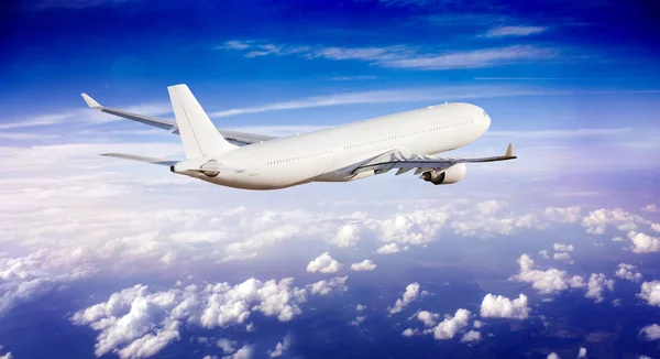 Aereo commerciale che vola sopra le nuvole. Il concetto di viaggio d'affari e di viaggio turistico — Foto Stock