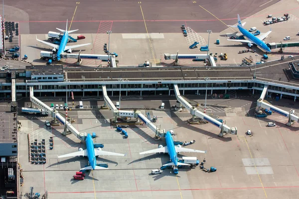 Maj 11, 2011, Amsterdam, Nederländerna. Flygfoto över Schiphol Amsterdam Airport med plan från Klm. Stockbild