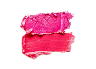 Beyaz arkaplanda lekeli kırmızı ruj izole edildi