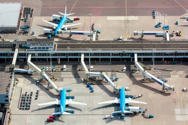 11 Mayıs 2011, Amsterdam, Hollanda. Schiphol Amsterdam Havaalanı hava görünümünü gelen Klm uçak ile. 
