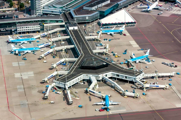 Maj 11, 2011, Amsterdam, Nederländerna. Flygfoto över Schiphol Amsterdam Airport med plan från Klm. Stockfoto