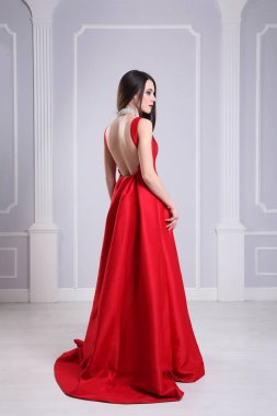 kadın stüdyoda poz