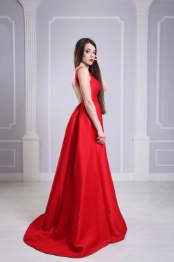 kadın stüdyoda poz