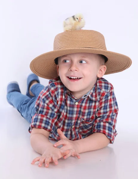 Jongen met kuiken — Stockfoto