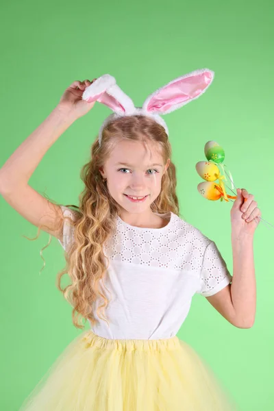 Flicka med bunny öron — Stockfoto