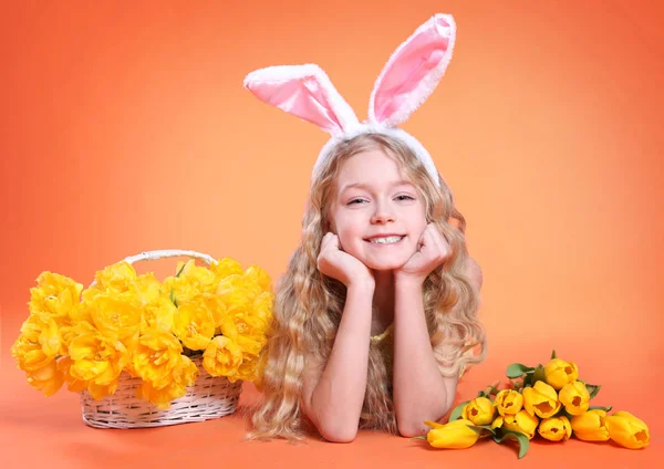 Menina com tulipas amarelas — Fotografia de Stock