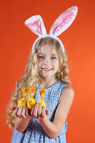 Meisje met gele tulpen — Stockfoto