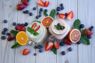 Meyve suyu ve taze dut.