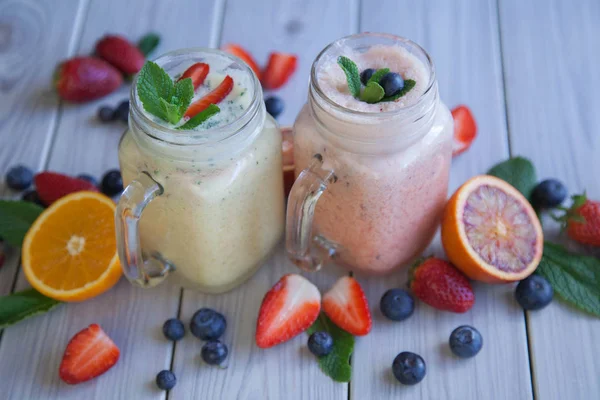 Smoothie and fresh berries — Stock Photo, Image