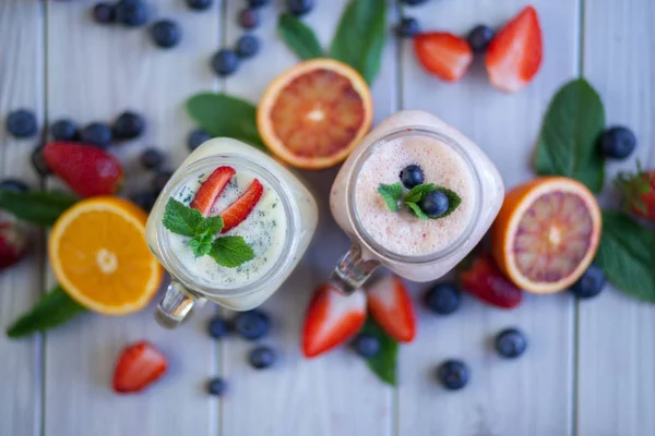 Smoothie and fresh berries — Stock Photo, Image